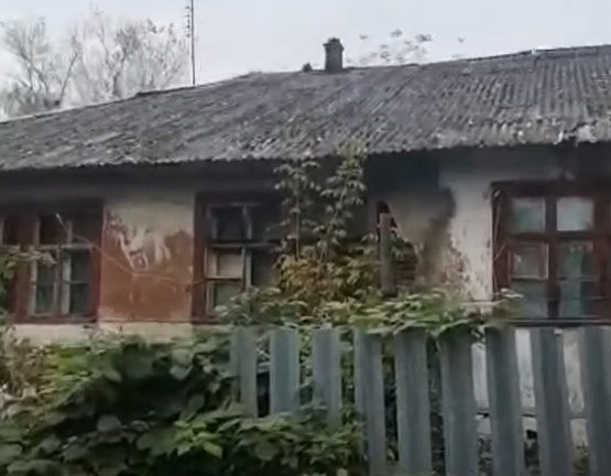 Дом № 7 по улице Комсомольская в поселке Октябрьский города Киреевска рушится на глазах