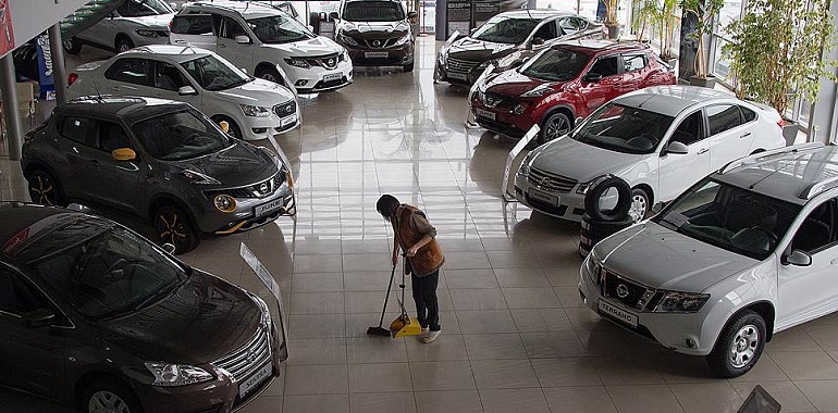 Продажи новых легковых автомобилей в России упали на 78,5%