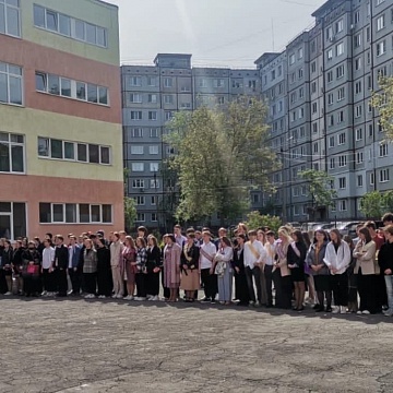 Алексей Лебедев поздравил девятиклассников тульской школы с Последним звонком