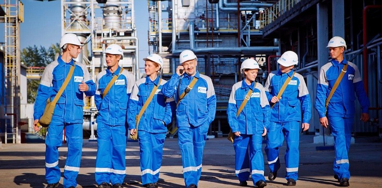 Электромонтёр "Газпрома" за месяц получает столько же, сколько глава его корпорации за пару минут