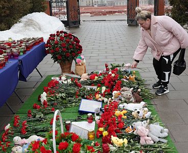 Туляки несут цветы, свечи и плакаты к стихийным мемориалам, чтобы почтить память погибших при теракте в Подмосковье