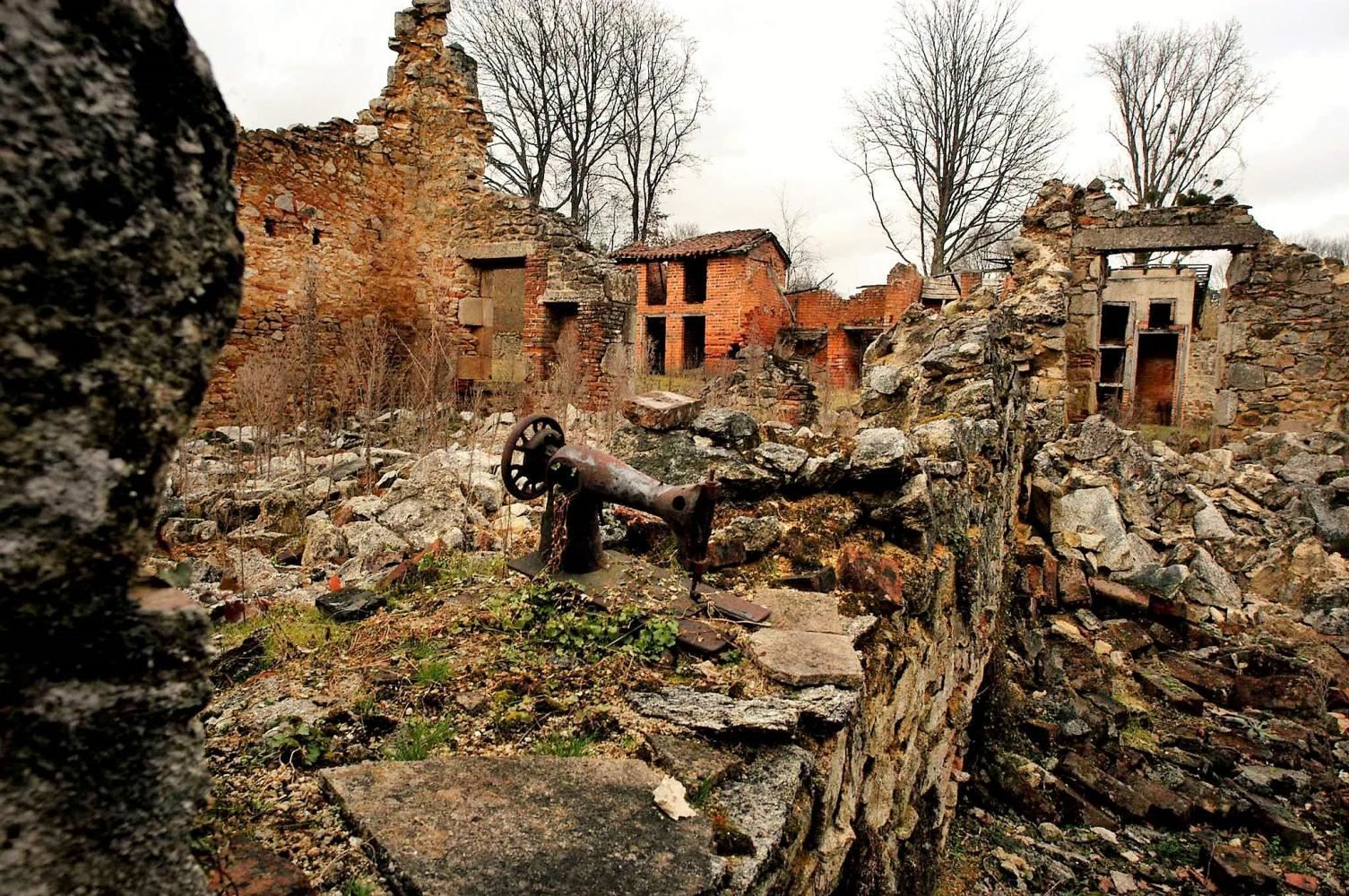 Разрушенное поселение. Орадур-сюр-Глан, Франция. Орадур-сюр-Глан 1944. Орадур-сюр-Глан город призрак. Орадур-сюр-Глан фото.