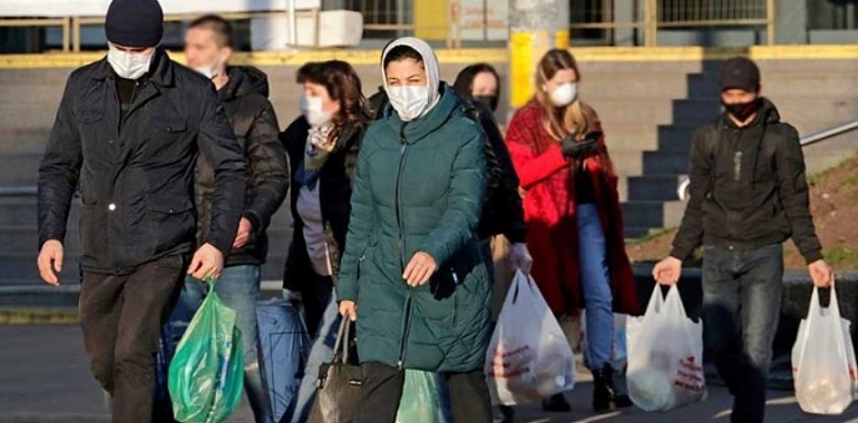 Жителей 19 регионов обязали носить защитные маски