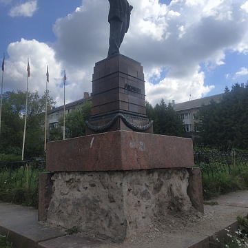 Памятник Ленину в центре Ясногорска разрушается на глазах