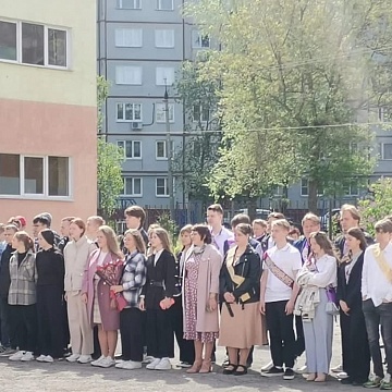 Алексей Лебедев поздравил девятиклассников тульской школы с Последним звонком