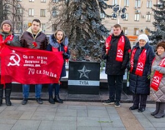 Тульские коммунисты в годовщину присвоения Туле статуса города-героя и обороны родного города возложили цветы к монументу на площади Победы