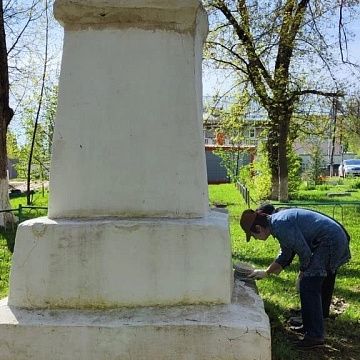 Ефремовские коммунисты отремонтировали памятник Карлу Марксу
