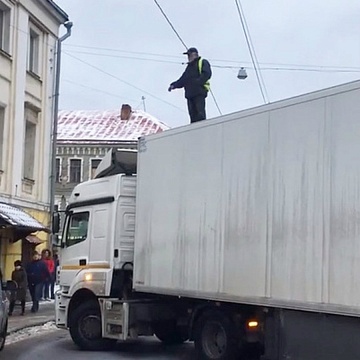 Водитель фуры отчаялся  из-за зарплаты и перекрыл дорогу в центре Москвы
