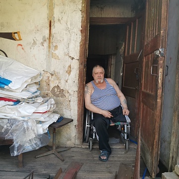 Инвалид-колясочник первой группы выживает в пещерных условиях в ветхом бараке в Донском