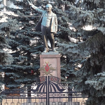 "Он стоит с простертою рукою - взгляд всё также зорок и лучист!" О состоянии тульских памятников Ленину в год 150-летнего юбилея. 