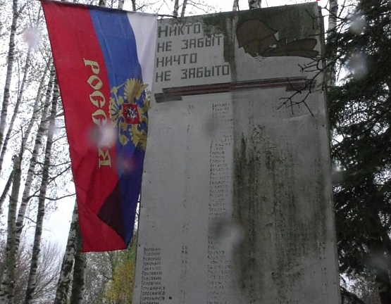 «Никто не забыт?» Надписи на памятнике героям ВОВ в деревне Белевского района невозможно прочесть