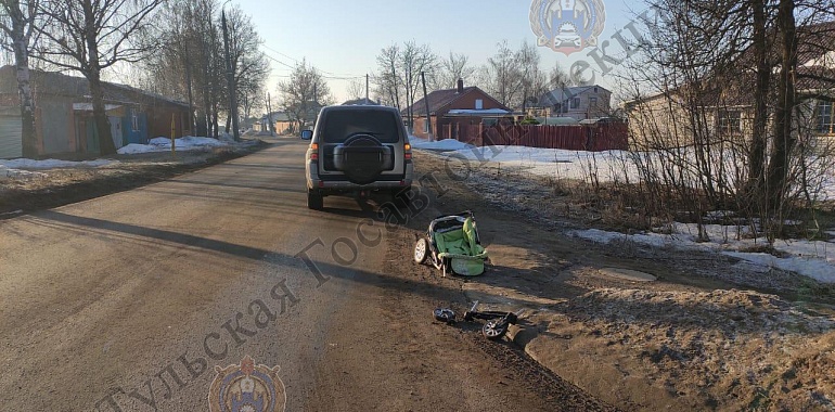 В Богородицке водитель внедорожника сбил коляску с ребенком