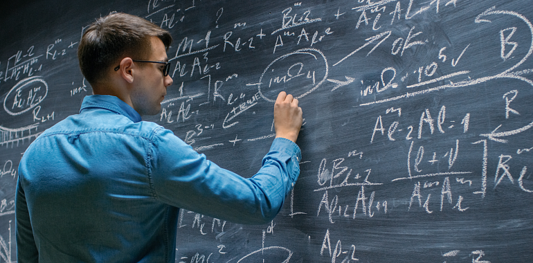 Российские школы испытывают острую нехватку учителей по физике и математике