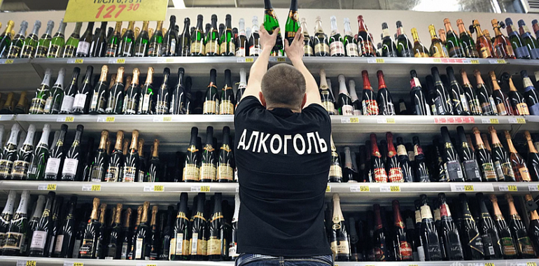 Минимальный возраст продажи алкоголя в России предлагают увеличить до 21 года