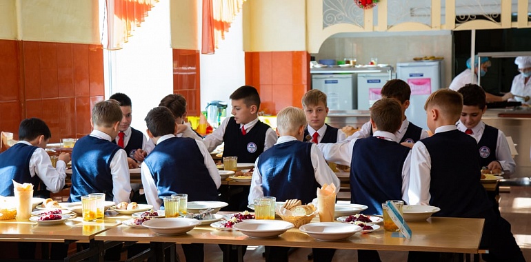 Тульский Роспотребнадзор забраковал почти полтонны еды в школьных столовых