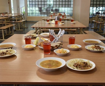 В Арсеньевском районе школьников кормили просроченными продуктами без маркировки