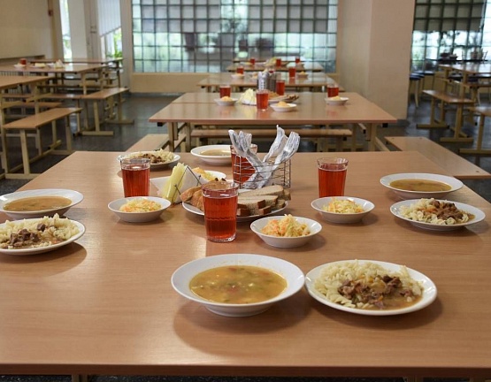 В Арсеньевском районе школьников кормили просроченными продуктами без маркировки