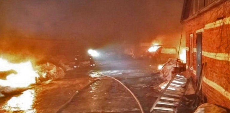 В Донском сгорели сразу 13 легковушек и автобусов