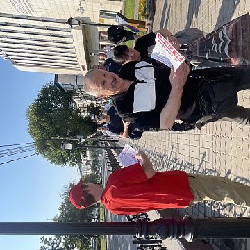 Алексей Лебедев возглавляет рейды КПРФ по раздаче партийных газет в Туле