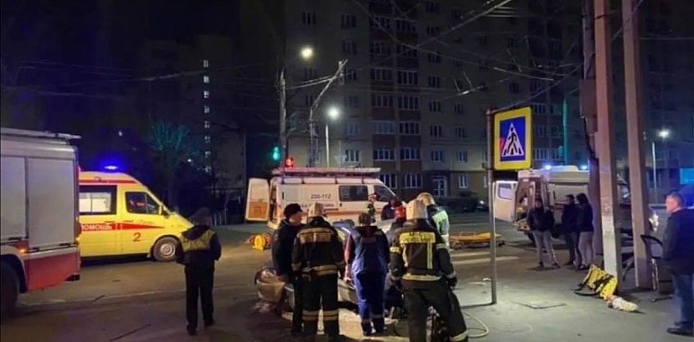 Три человека погибли сегодня ночью в ДТП на улице Октябрьской, двое пострадали
