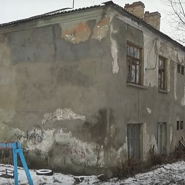 90-летний дом в Донском рискует развалиться, но для программы расселения он еще молод
