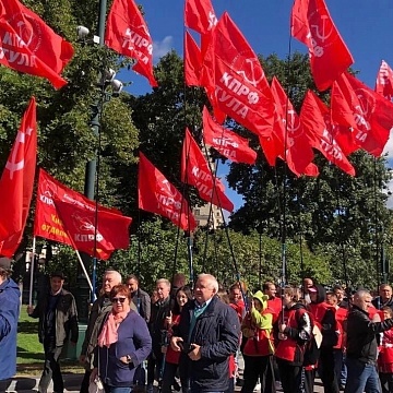 Тульские коммунисты приняли участие в возложении венков и цветов к Могиле Неизвестного Солдата у Кремлевской стены