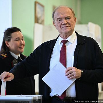 Геннадий Зюганов проголосовал на избирательном участке в школе № 1574