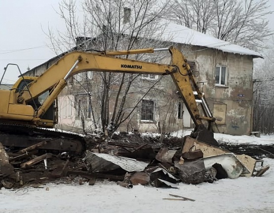 После обращения донских коммунистов пожароопасные сараи у дома №18 по улице Ленина в Северо-Задонске начали сносить