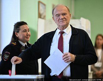 Геннадий Зюганов проголосовал на избирательном участке в школе № 1574