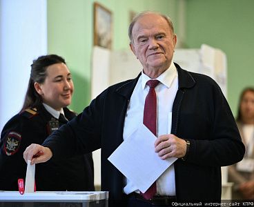 Геннадий Зюганов проголосовал на избирательном участке в школе № 1574