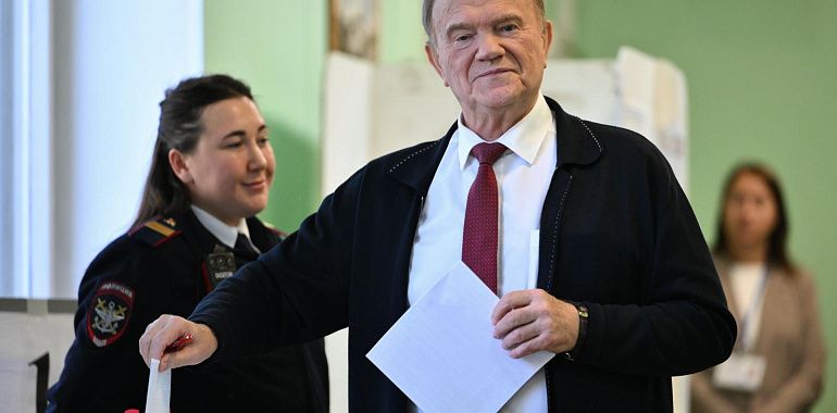 Геннадий Зюганов проголосовал на избирательном участке в школе № 1574