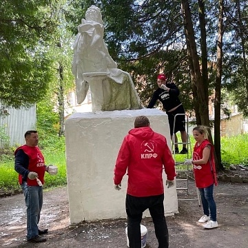 Тульские коммунисты отремонтировали памятник А.С. Пушкину