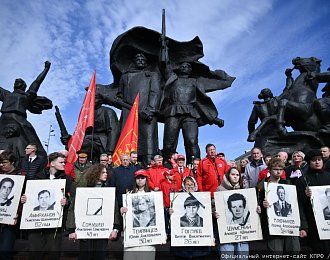 «Не забудем, не простим!»: КПРФ провела акцию памяти защитников Белого дома в октябре 93-го