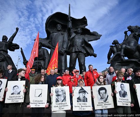 «Не забудем, не простим!»: КПРФ провела акцию памяти защитников Белого дома в октябре 93-го