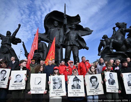 «Не забудем, не простим!»: КПРФ провела акцию памяти защитников Белого дома в октябре 93-го