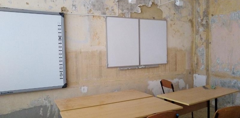 В Новомосковске родители сами делают ремонт в школе из-за отказа в помощи местного главы Бирюлина
