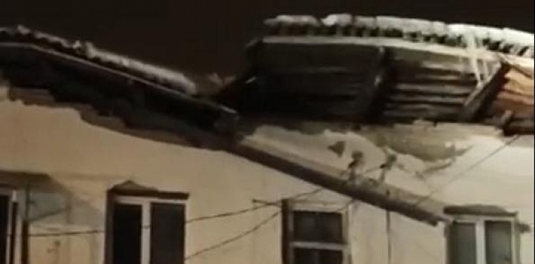 Депутат-коммунист Светлана Белоус защищает права жителей дома с обрушившейся крышей