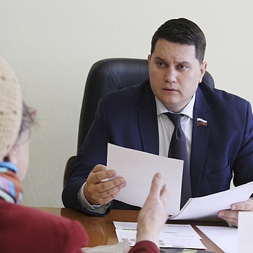 Депутат-коммунист Алексей Лебедев помог пешеходам