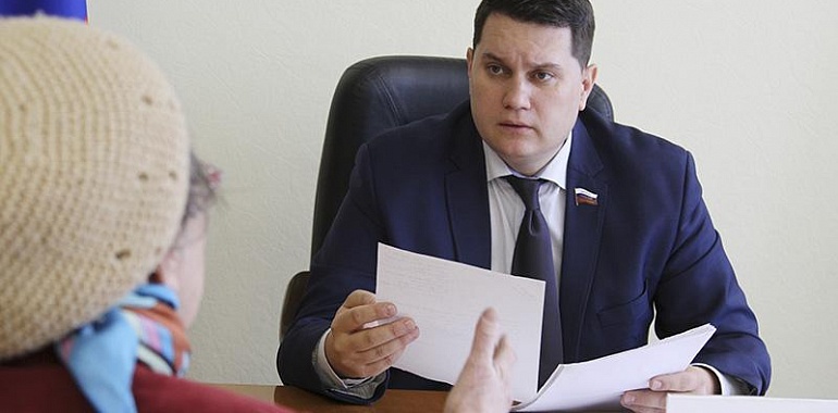 депутат-коммунист Алексей Лебедев добивается от городских чиновников ремонта разбитых дорог