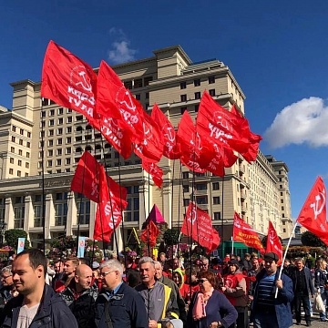 Тульские коммунисты приняли участие в возложении венков и цветов к Могиле Неизвестного Солдата у Кремлевской стены