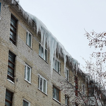 В Кимовске после рейда коммунистов начались массовые работы по ликвидации сосулек и наледи с крыш домов
