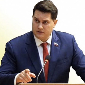 Алексей Лебедев требует законодательно ограничить продажу энергетиков несовершеннолетним в регионе