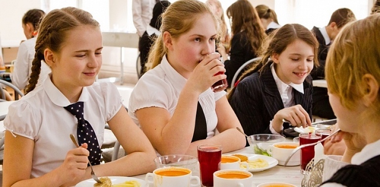 Депутаты от КПРФ в внесли в Госдуму законопроект о бесплатном горячем питании в средней школе