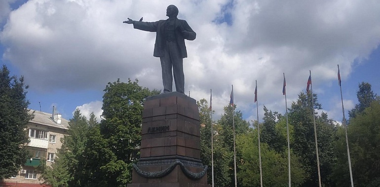 Памятник Ленину в центре Ясногорска разрушается на глазах