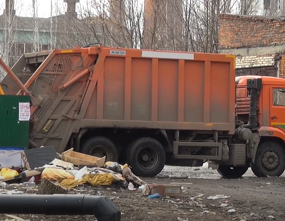 Площадка для мусора в Северо-Задонске превратилась в рассадник грязи