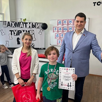 Первый секретарь Тульского обкома партии Алексей Лебедев поздравил юных шахматистов в День защиты детей