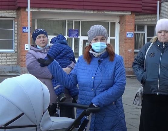 Родители Новомосковска начали сбор подписей за возврат в город родильного дома